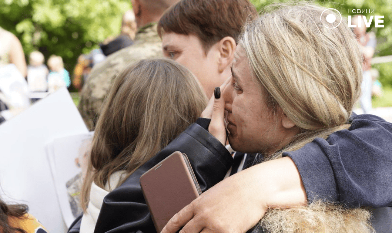 Момент впізнавання — родичі зустрічають воїна з автобуса