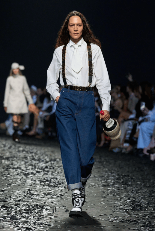 Цікавий образ з джинсами в ретро стилі