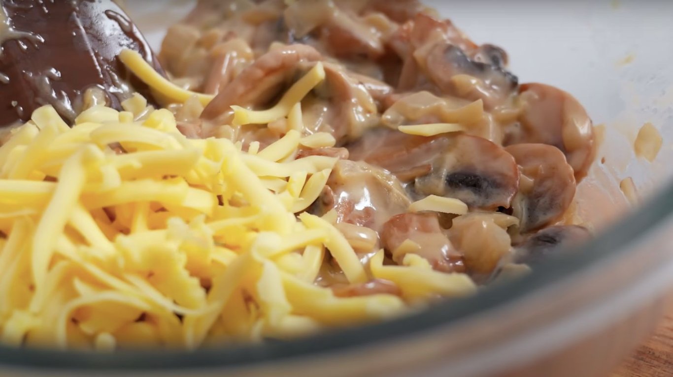 м'ясо по-французьки без духовки з курячими стегнами та печерицями 