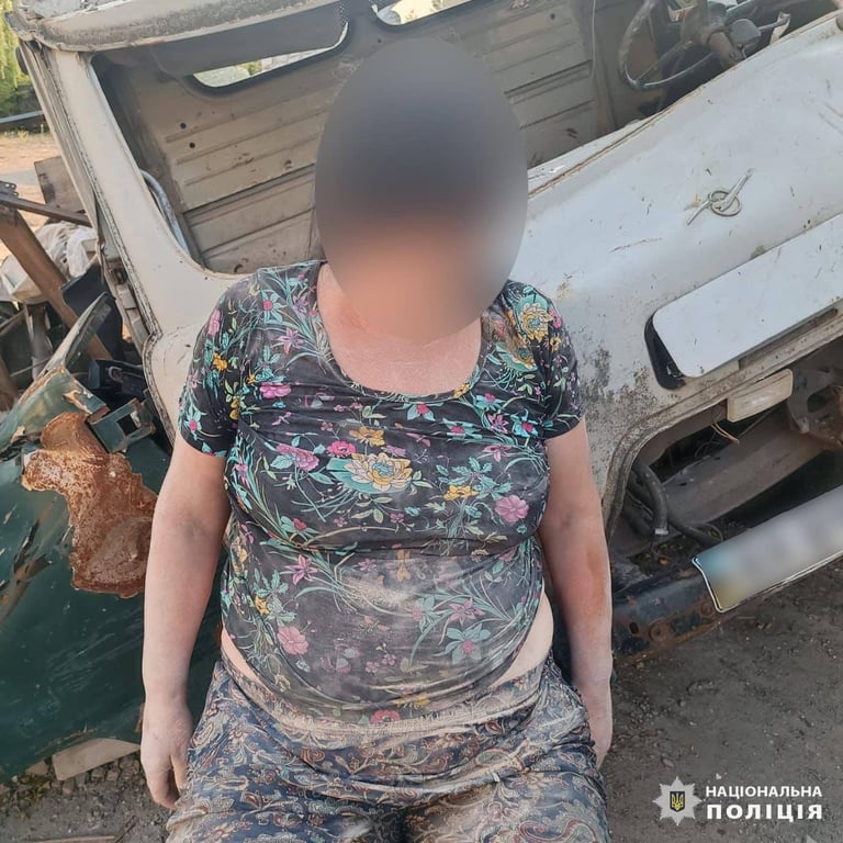 Жінка, яку витягнули з-під завалів. Фото: Національна поліція України