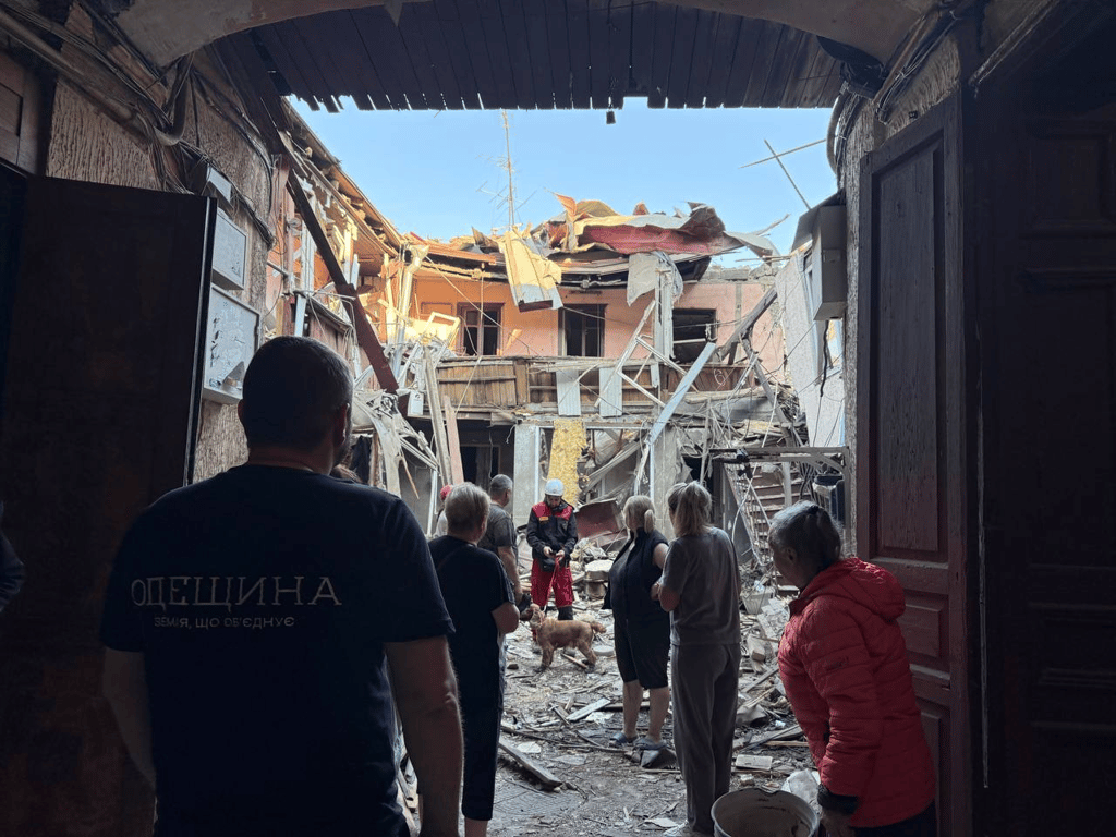 Атака на Одесу — під завалами шукають людей - фото 6