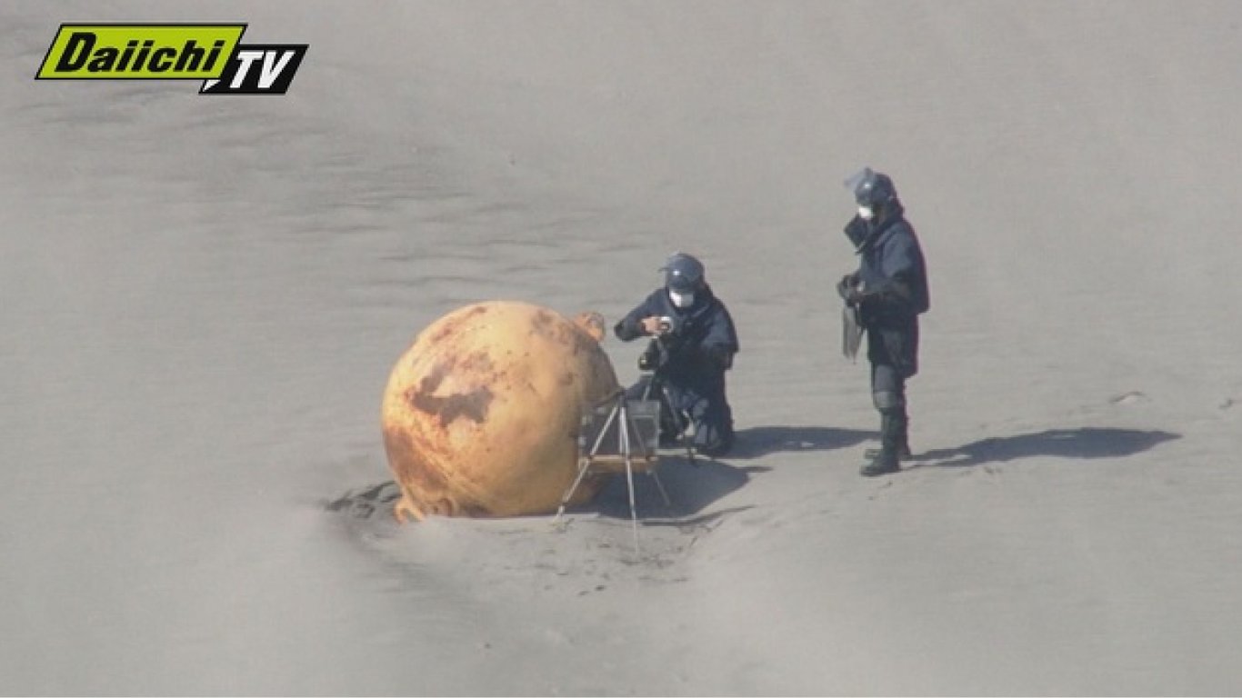 В Японии на пляже нашли подозрительный шар