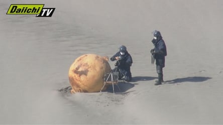 В Японии на побережье нашли подозрительный шар: что известно - 285x160