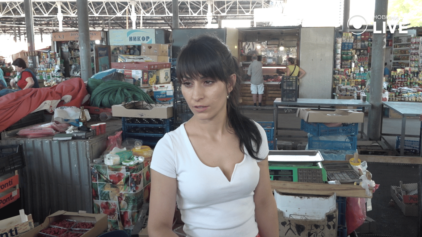 Продавчиня Аліна про сезонні фрукти на базарі 