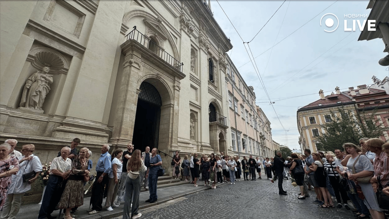 Люди біля Гарнізонного храму святих апостолів Петра і Павла у Львові