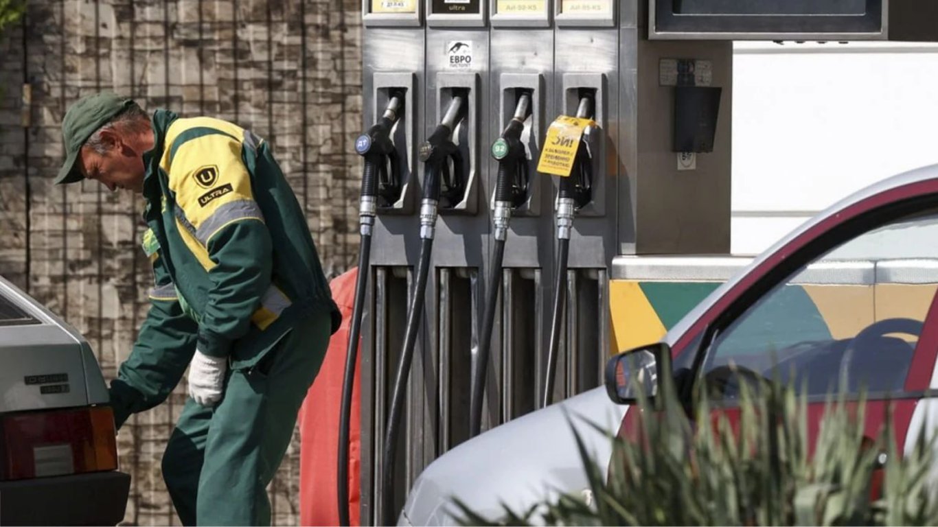 Росіяни відчувають дефіцит бензину та дизелю, — розвідка Британії
