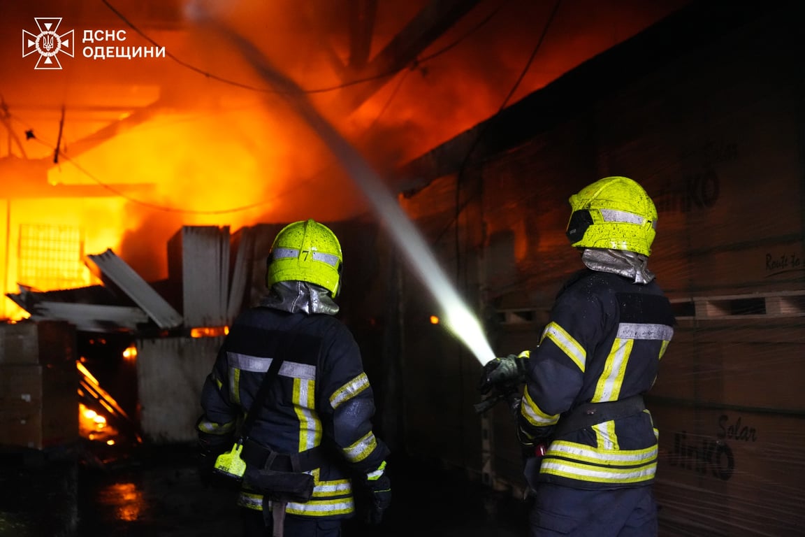 Біля Одеси горів склад з вторсировиною — що знищено - фото 2
