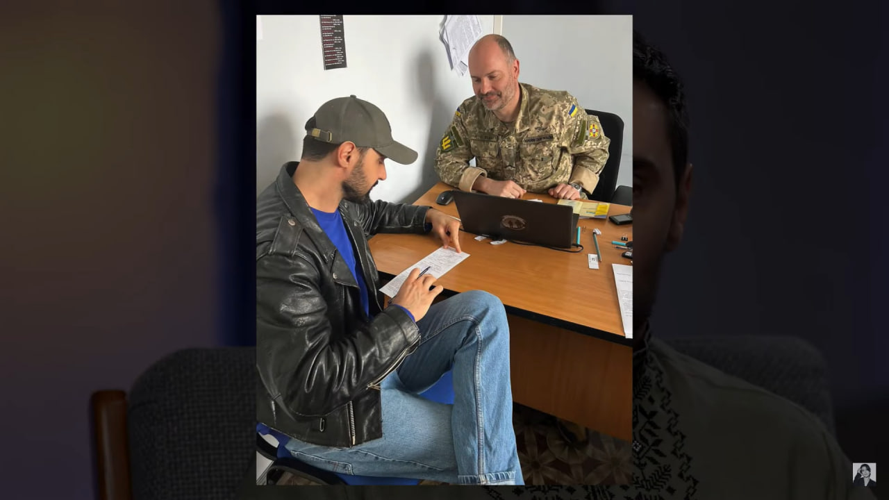 Виталий Козловский в военкомате. Фото: