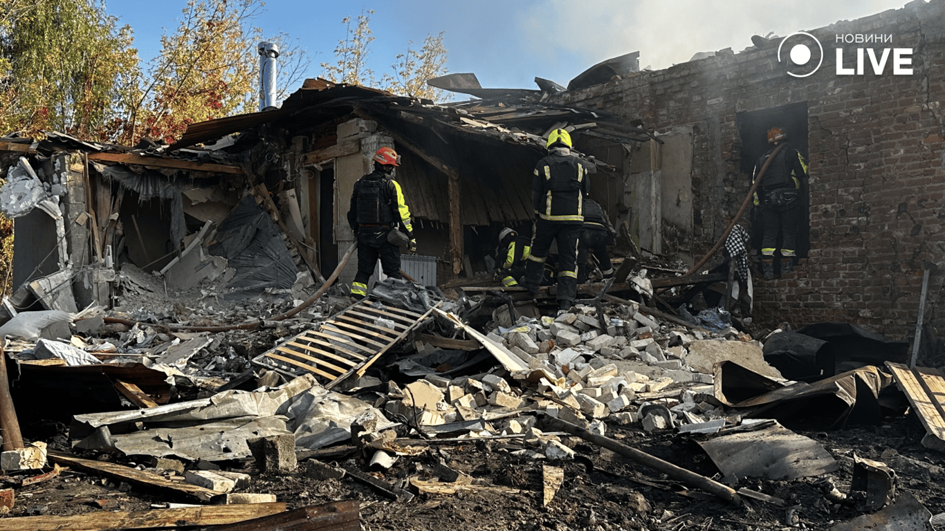 Рятувальники розбирають завали зруйнованого будинку після удару КАБом