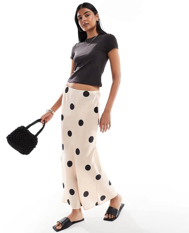 Довга спідниця в горошок чудово поєднується з будь чим