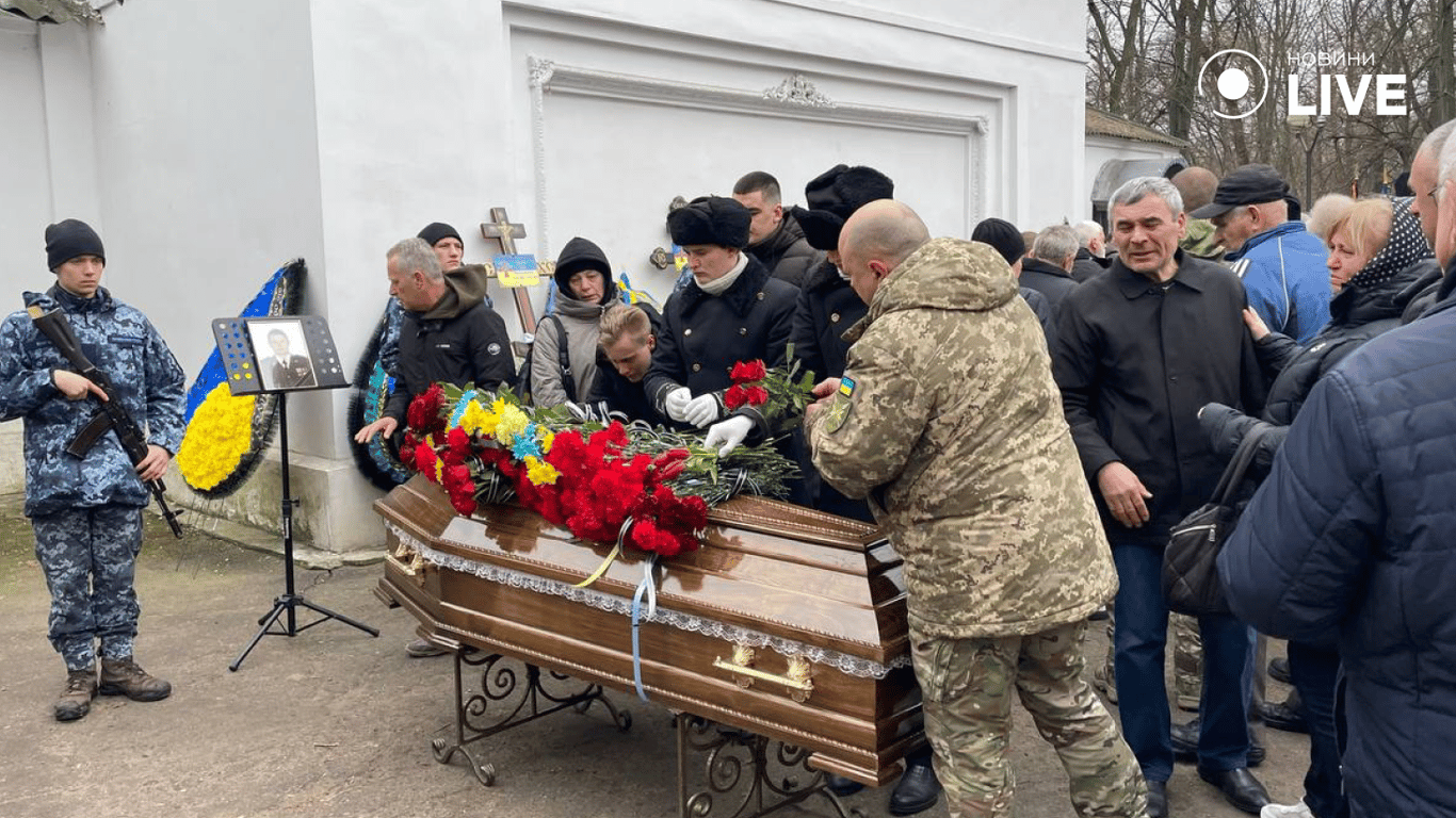Одесситы простились с семьей Кравец, которая погибла в результате попадания ‎Shahed - фото 7