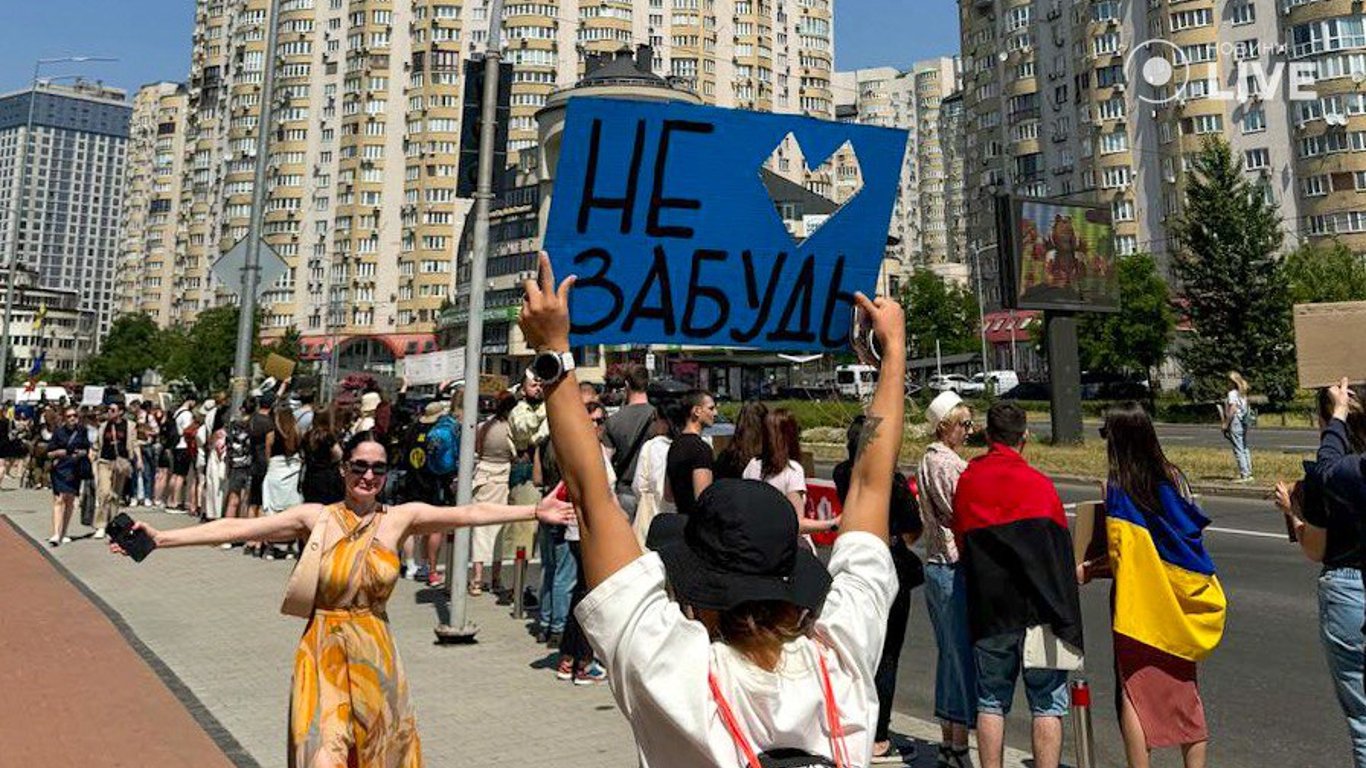 Сотни жителей столицы вышли на мирную акцию поддержки пленных украинских защитников