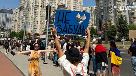 Сотни жителей столицы вышли на мирную акцию поддержки пленных украинских защитников - 285x160
