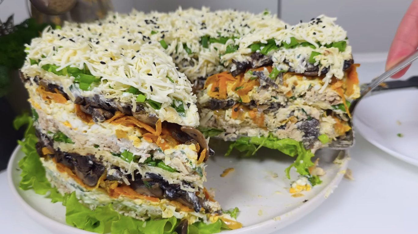 смачний салат з куркою, печерицями та плавленим сиром