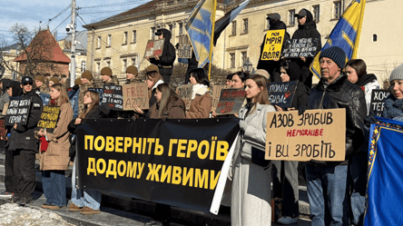 Львовяне вышли на акцию в поддержку военнопленных — фоторепортаж - 285x160