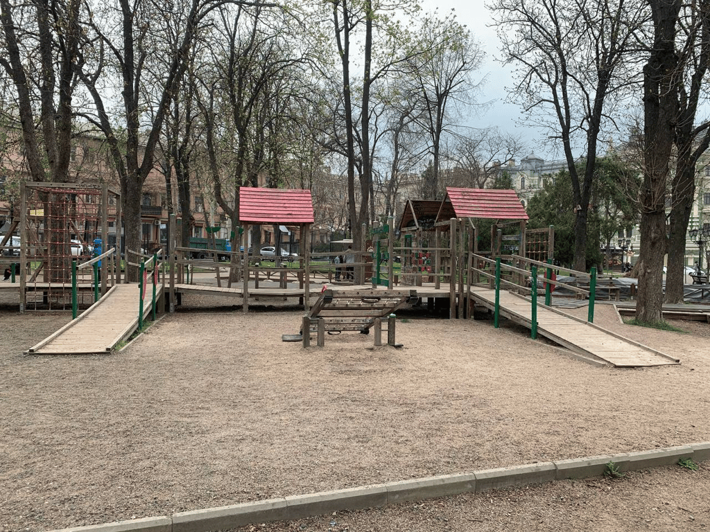 Після скандалів в Одесі демонтують аварійний дитячий майданчик - фото 1