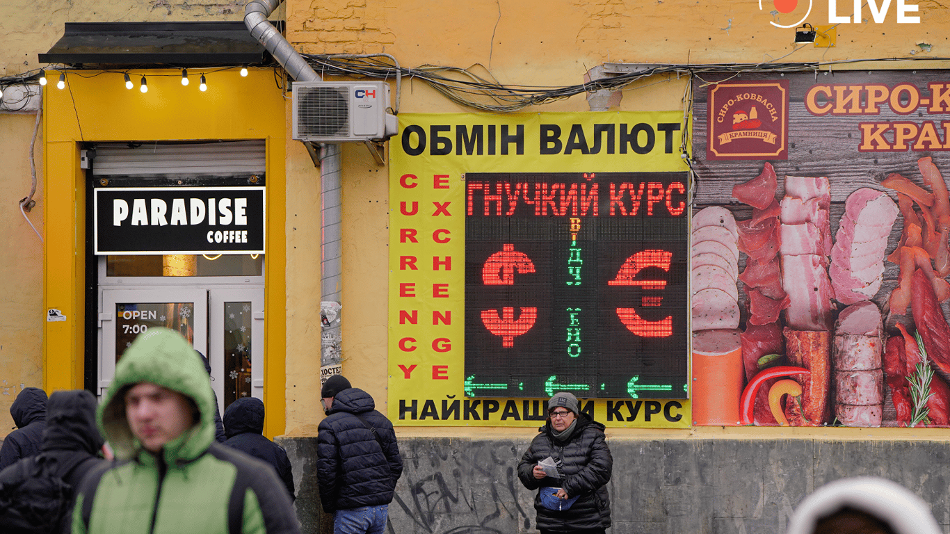 Доллар на черном рынке удивляет: что происходит с курсом валюты 27 апреля