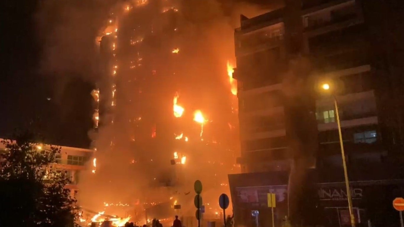 В Турции дотла сгорел 10-этажный бизнес-центр