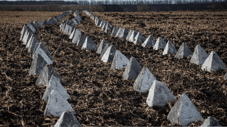 Зеленський показав кадри зведення фортифікаційних укріплень в Україні - 285x160