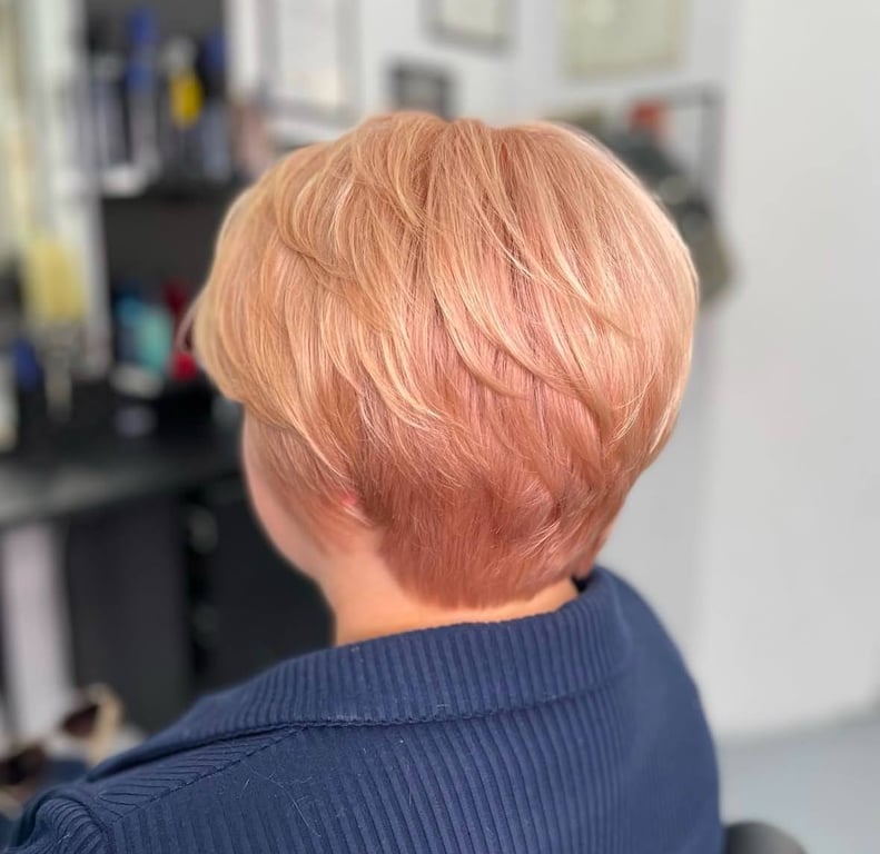 Жінки зрілого віку часто обирають короткі стрижки