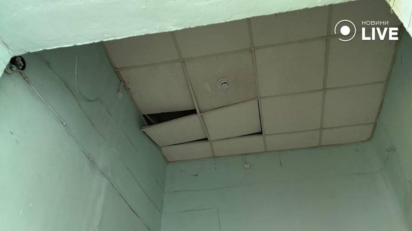 Нічний обстріл РФ пошкодив лікарню в Одесі (фото) - фото 3