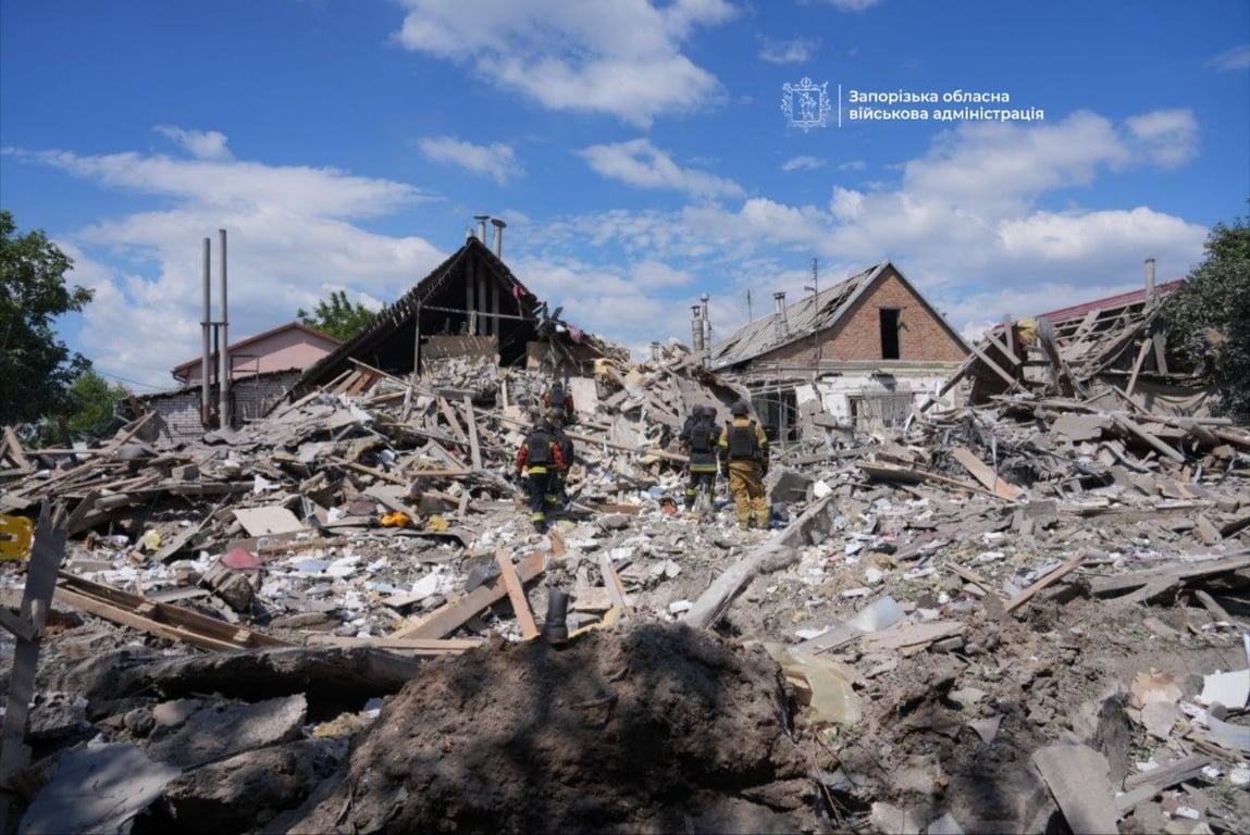 Руйнування на місці російського обстрілу Запоріжжя 28 червня 2026 року