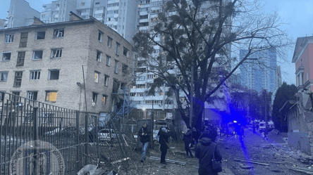 В Киеве обломки российской ракеты упали на жилой дом - 285x160