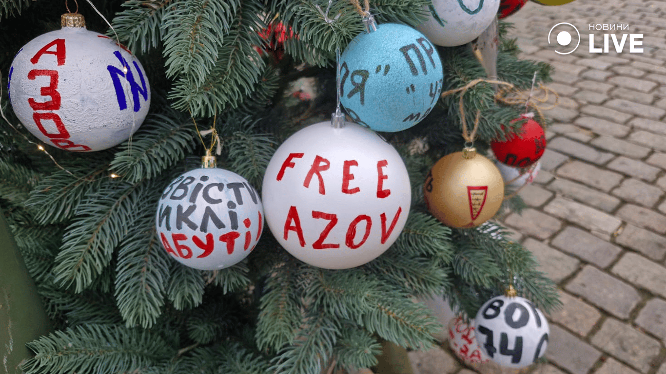 В центрі Одеси встановили незвичайну ялинку — фоторепортаж - фото 1