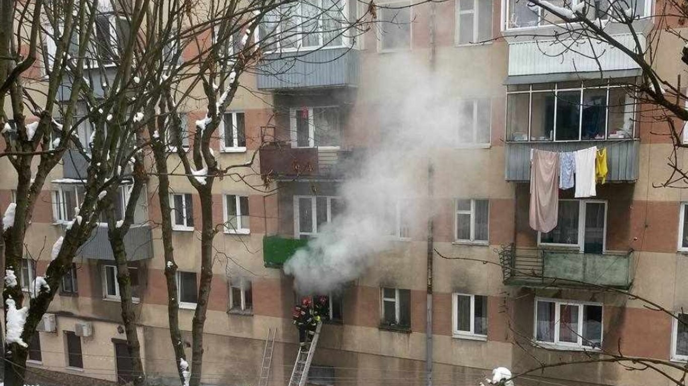 Во Львове произошел пожар в многоквартирном доме, есть пострадавший