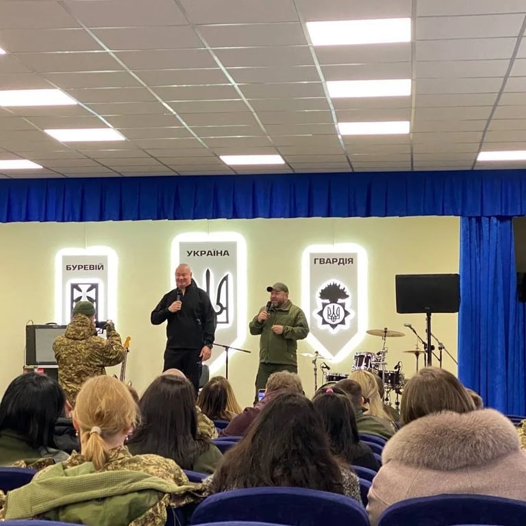 Евгений Кошевой и Александр Пикалов на выступлении перед военными