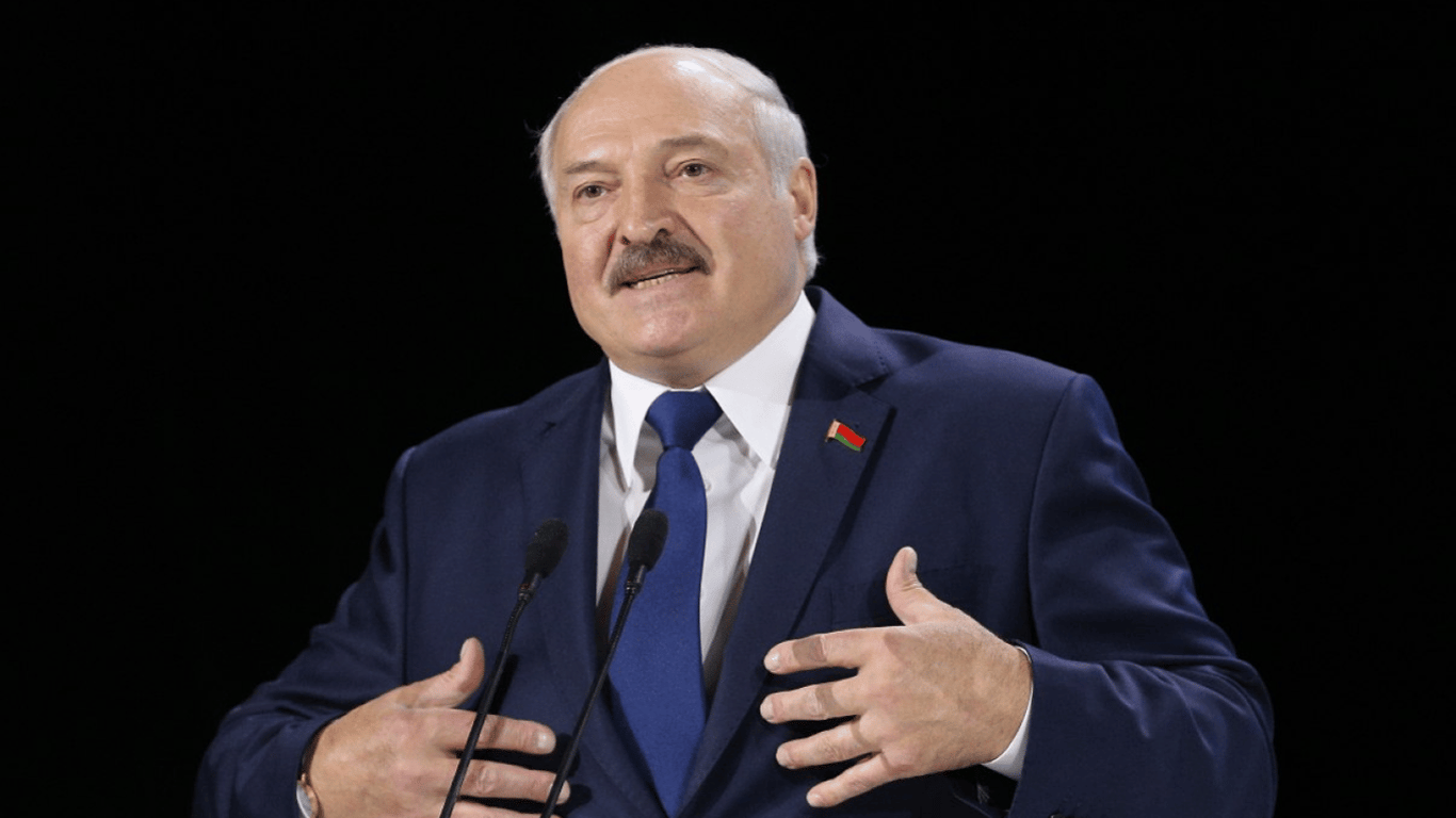 Лукашенко призвал молодежь не носить брендовую одежду, чтобы не "допрыгаться до Украины"