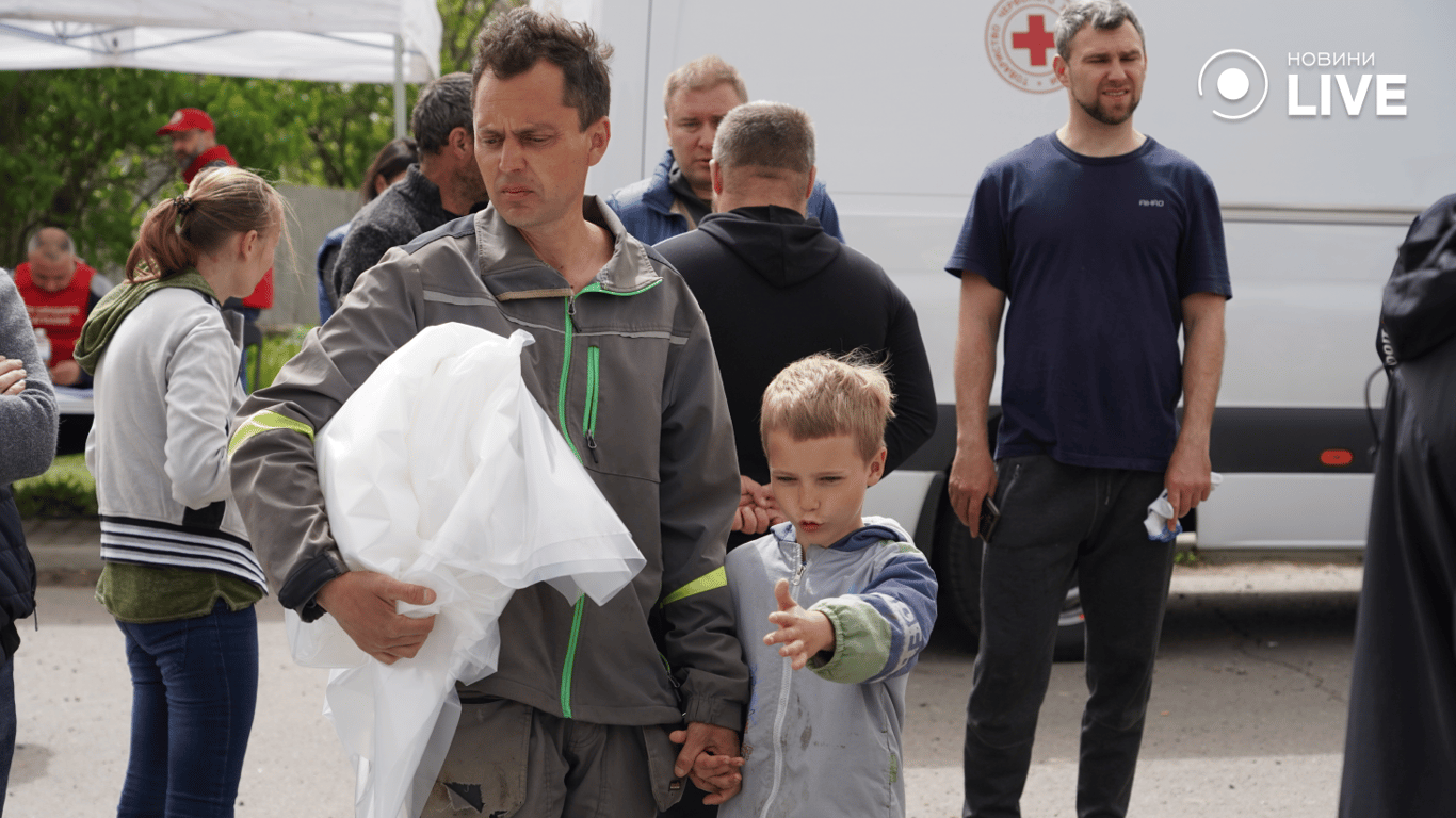 Ракета разрушила десятки жизней - последствия утренней атаки на Одессу - фото 6