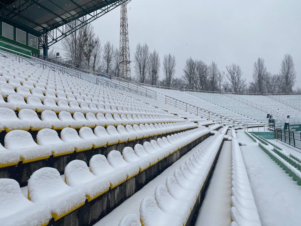 Стадион Украина во Львове засыпало снегом