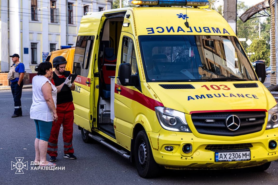 Медики надають допомогу постраждалим від атаки на Харків