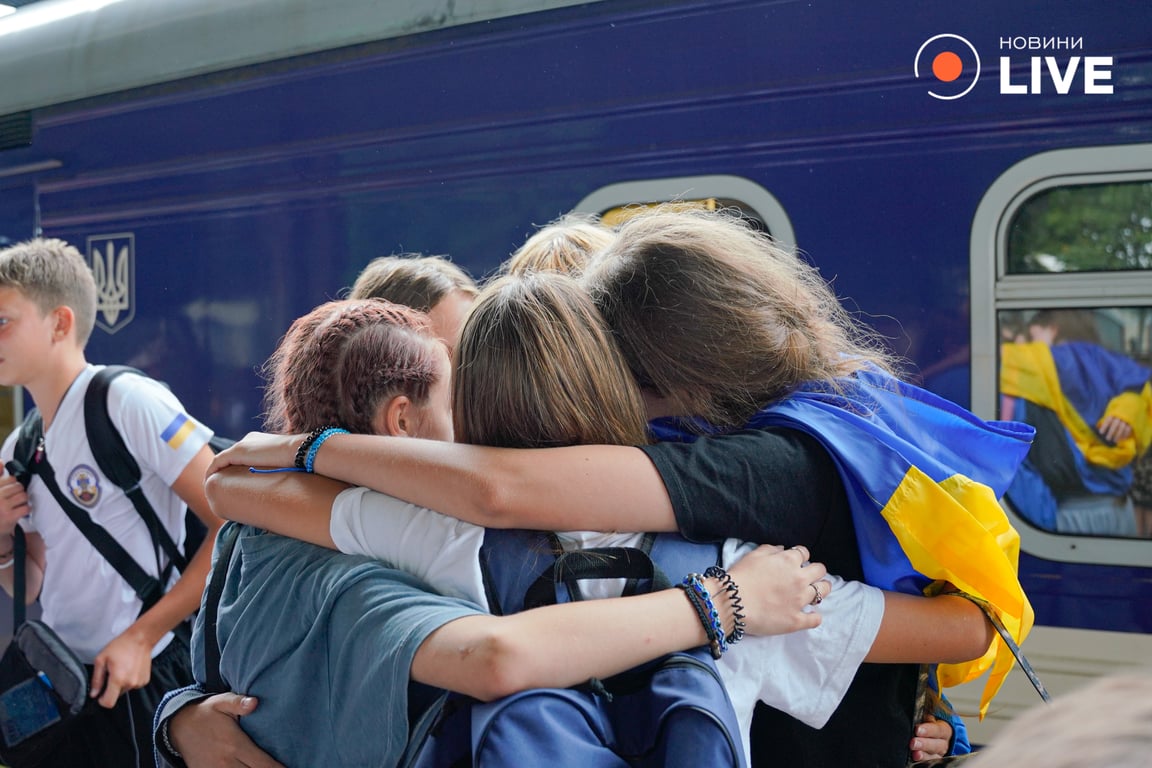 Обійми дітей