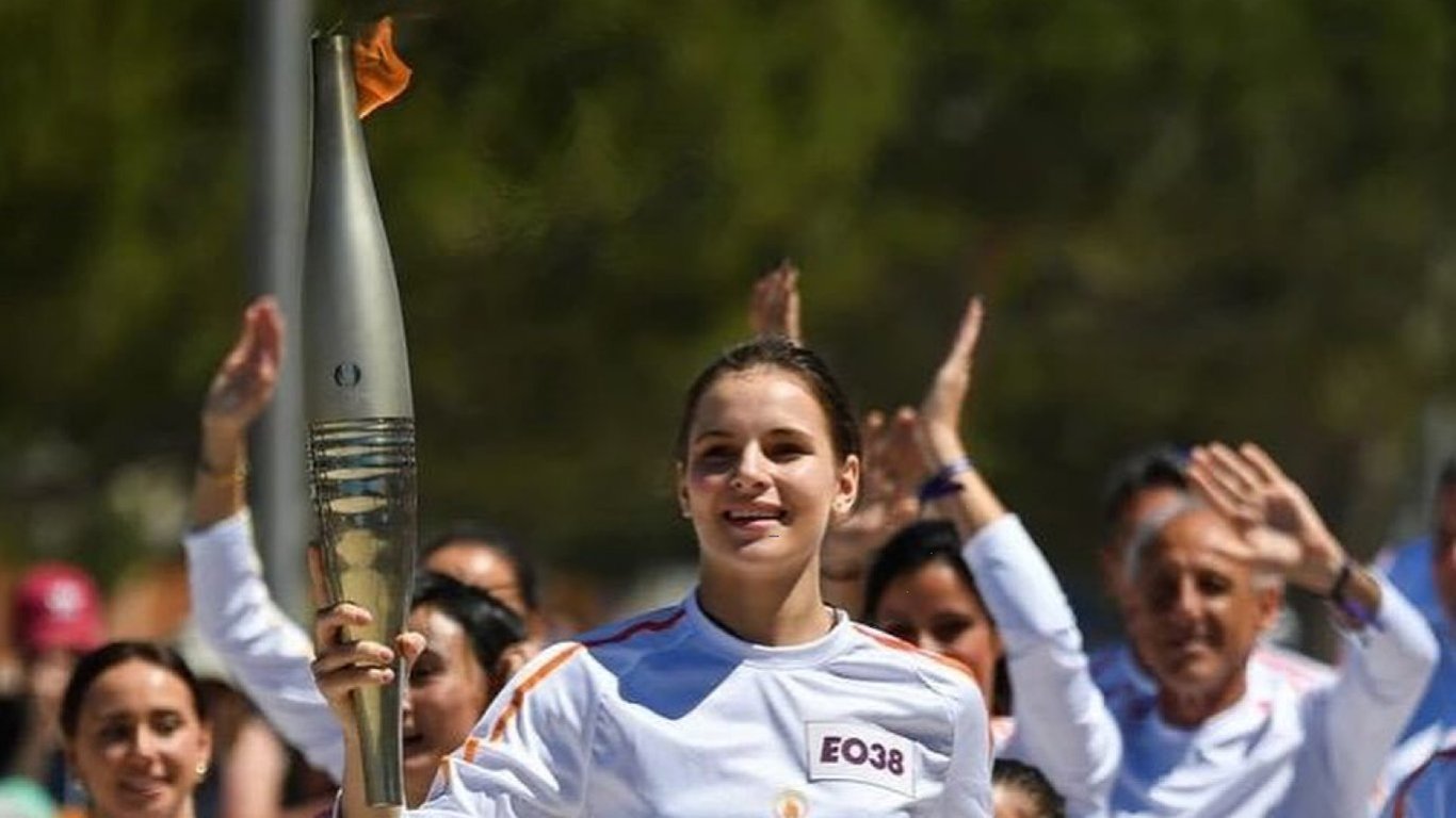 Украинская гимнастка Высочанская пронесла Олимпийский огонь в Марселе