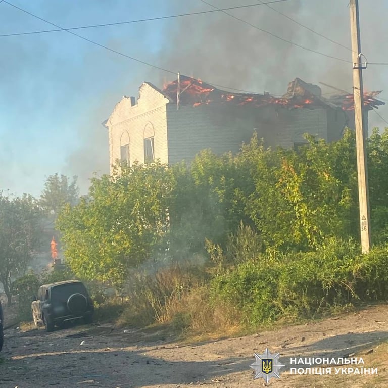 Наслідки російського обстрілу Харківщини — пожежа у пошкодженій будівлі