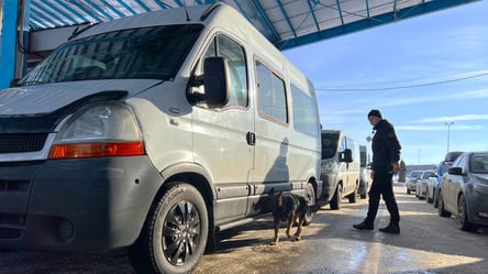 На виїзді до ЄС скупчилися десятки авто — черги на кордоні - 285x160