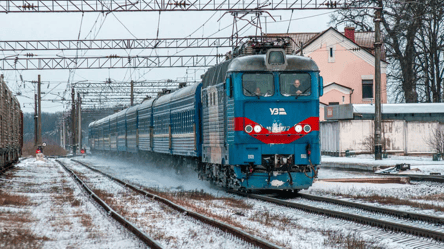 В Укрзалізниці заявили про затримку поїздів через атаки РФ - 285x160