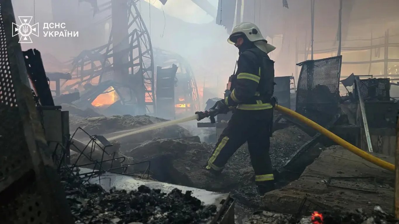 Обстріл Харкова — рятувальники показали, як борються з вогнем у гіпермаркеті