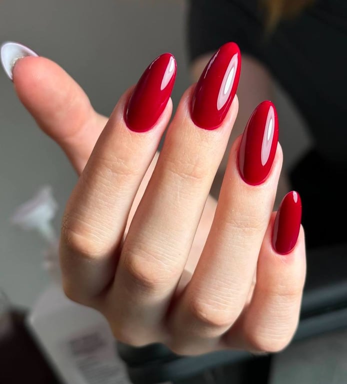 Красный маникюр символизирует страсть и добавляет образу романтичности