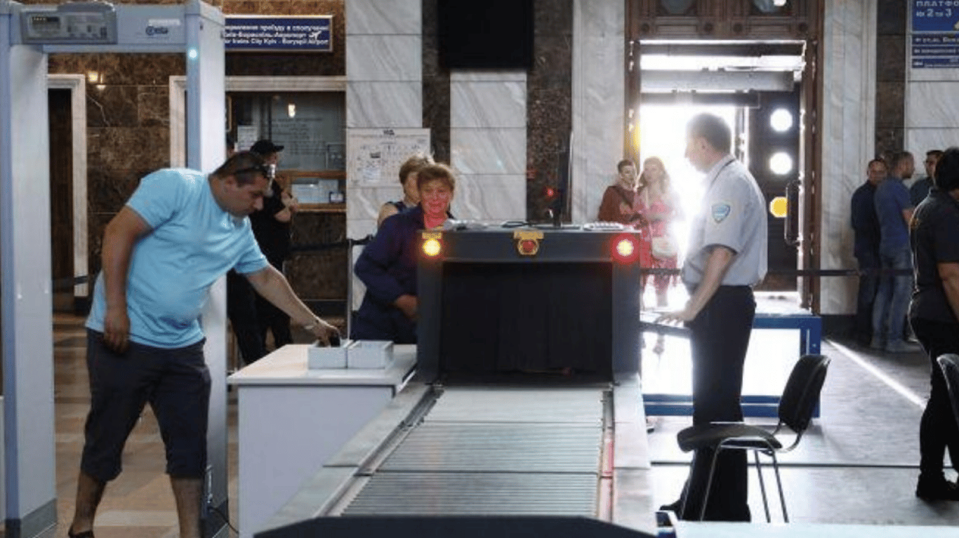 Досвідчені туристи розповіли, як швидко пройти металодетектор - фото 1