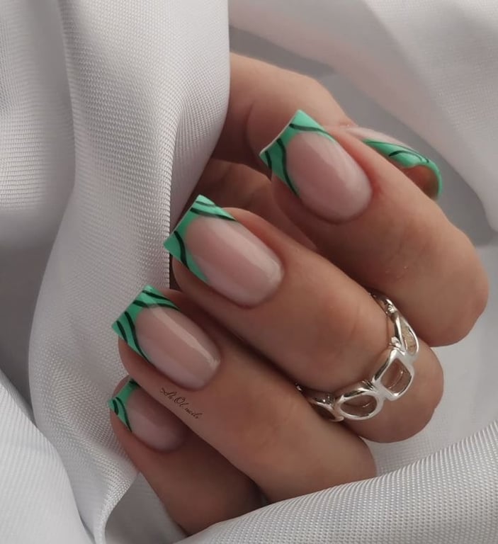 Красивый зеленый френч на квадратные ногти