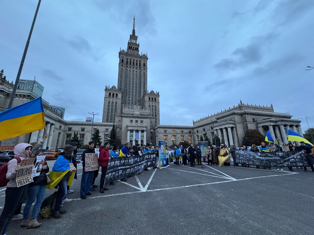 В Варшаве прошла акция в поддержку военнопленных — фото - фото 3