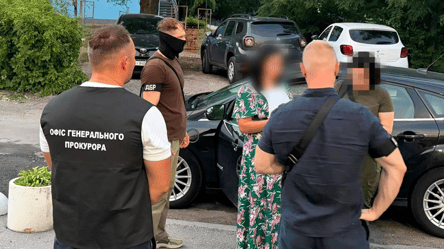 Офіцерку Генштабу ЗСУ затримали на хабарі у 14 тисяч доларів - 290x166