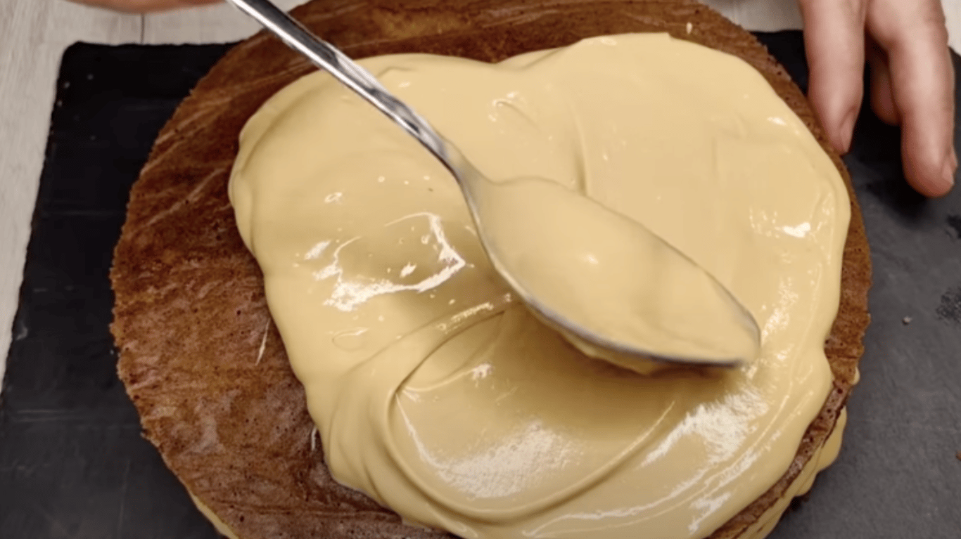 простий торт три склянки без міксера та ваг, смачний десерт на кефірі