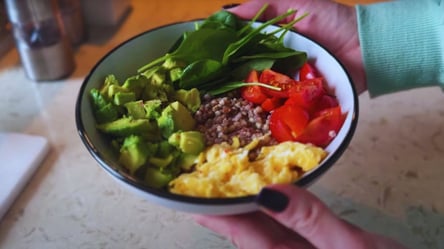 Боул з гречкою, яйцями та овочами — рецепт сніданку для тих, хто худне - 285x160