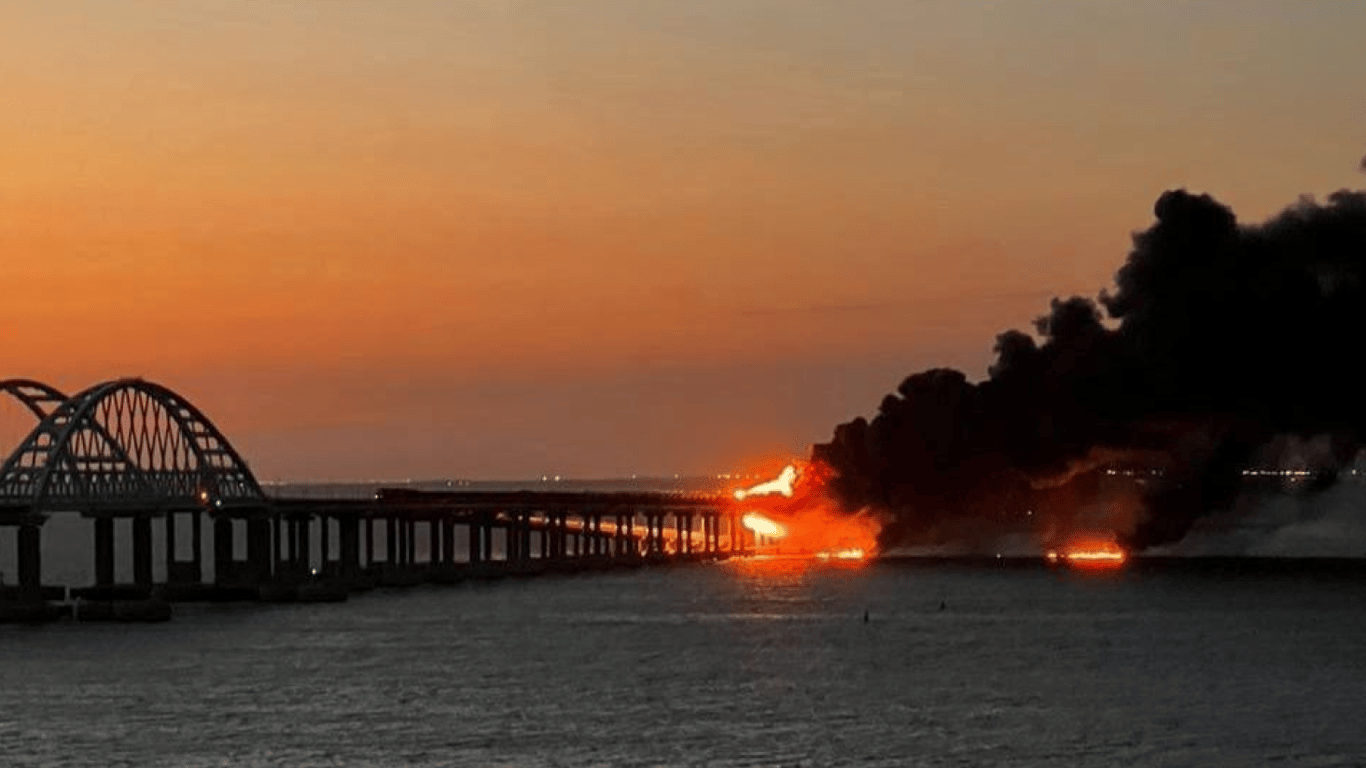 В Крыму раздаются сильные взрывы — СМИ пишут, что Крымский мост закрыт для проезда