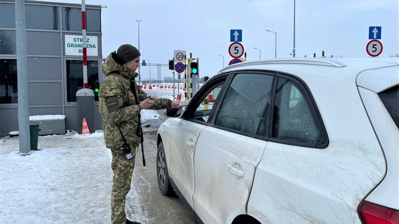 На Львовщине женщина вышла замуж за родственника, чтобы он мог бежать за границу — как ее наказали