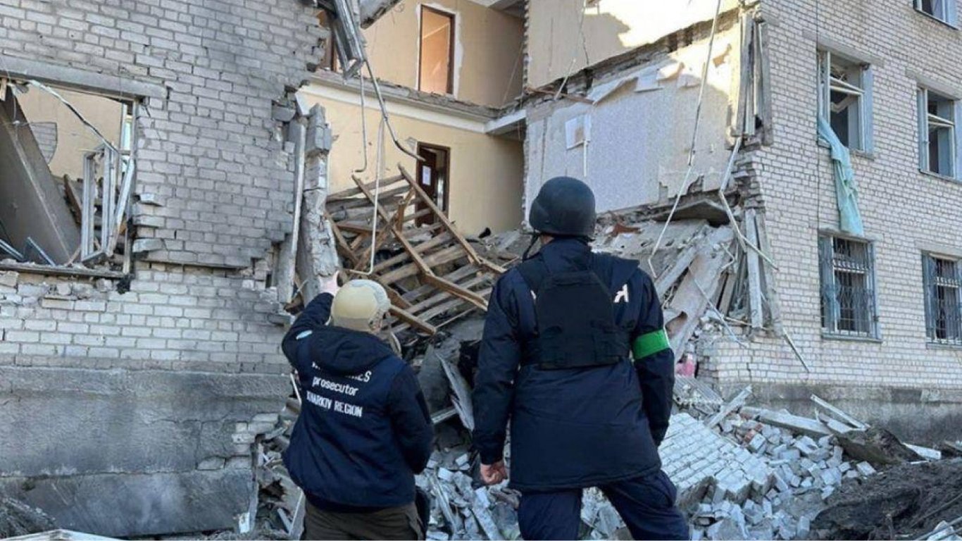 ​​​​​​​Росіяни знову обстріляли Куп'янськ: зруйновано адмінбудівлю